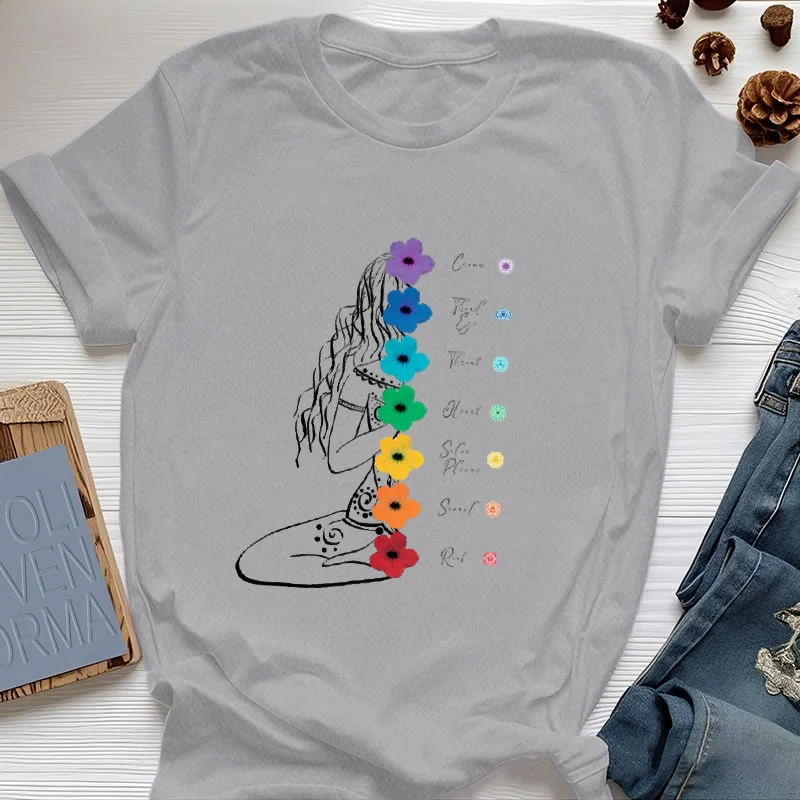 Olivenorma Meditationsmädchen 7 Chakra-Blumen T-Shirt