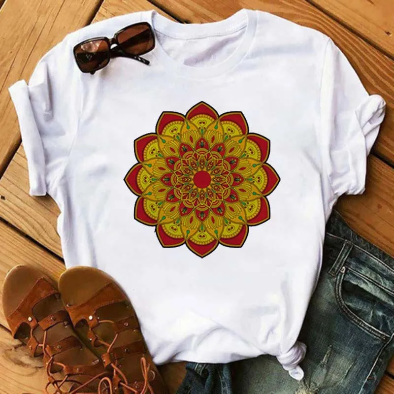 Olivenorma – Weißes T-Shirt mit farbigem geometrischem Lotus-Print