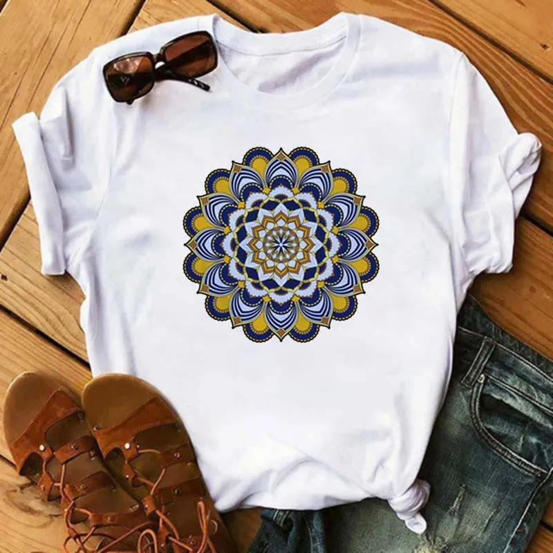 Olivenorma – Weißes T-Shirt mit farbigem geometrischem Lotus-Print