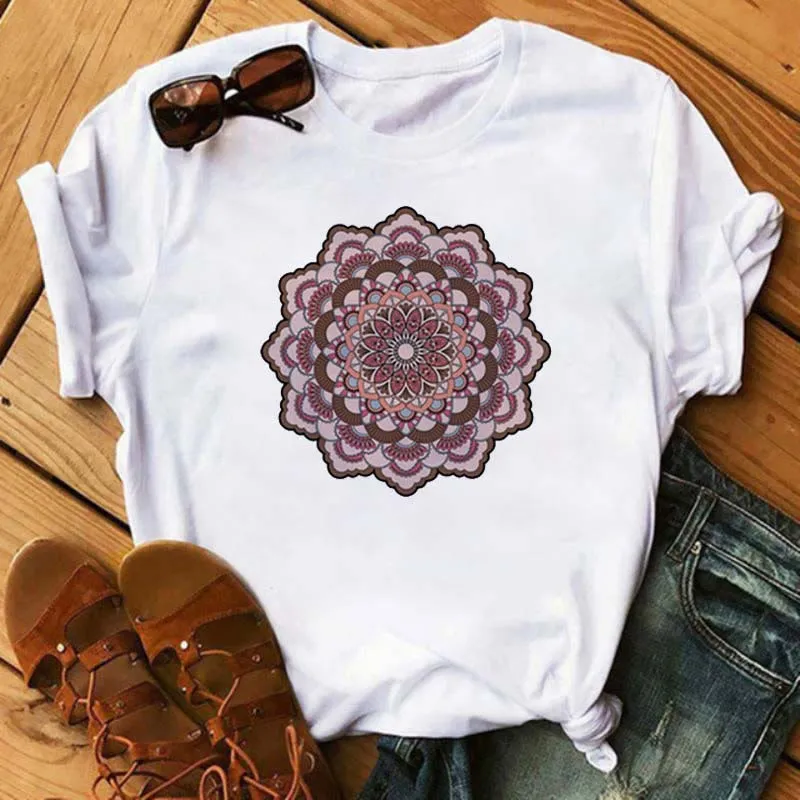 Olivenorma – Weißes T-Shirt mit farbigem geometrischem Lotus-Print