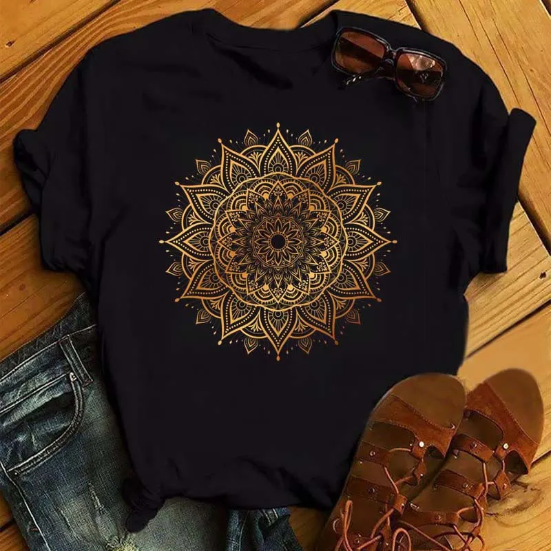 Olivenorma – Schwarzes T-Shirt mit buntem geometrischem Lotus-Print