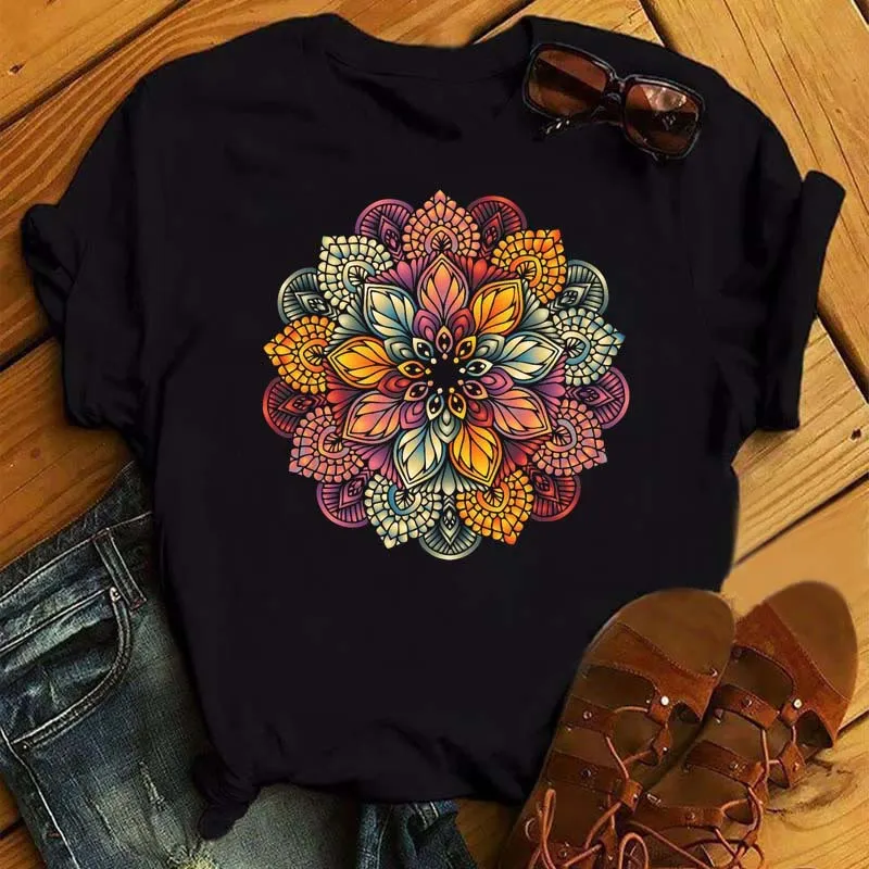 Olivenorma – Schwarzes T-Shirt mit buntem geometrischem Lotus-Print