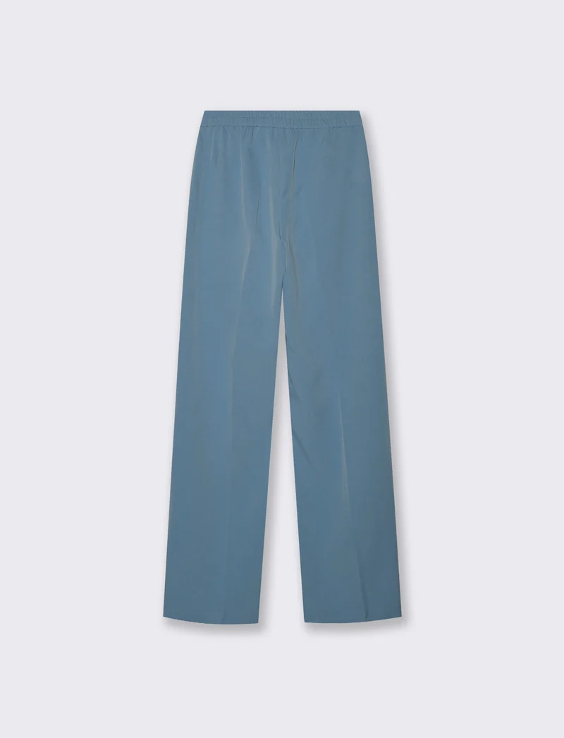 Pantalone classico a gamba dritta con pieghe frontali e chiusura con bottone. - Denim