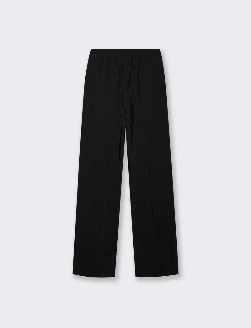 Pantalone classico a gamba dritta con pieghe frontali e chiusura con bottone. - Nero