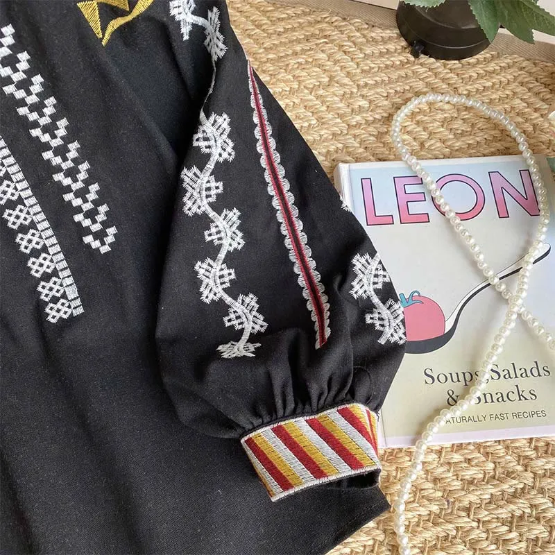 Olivenorma Damenhemd im Bohemian-Stil mit Stickerei und Laternenärmeln