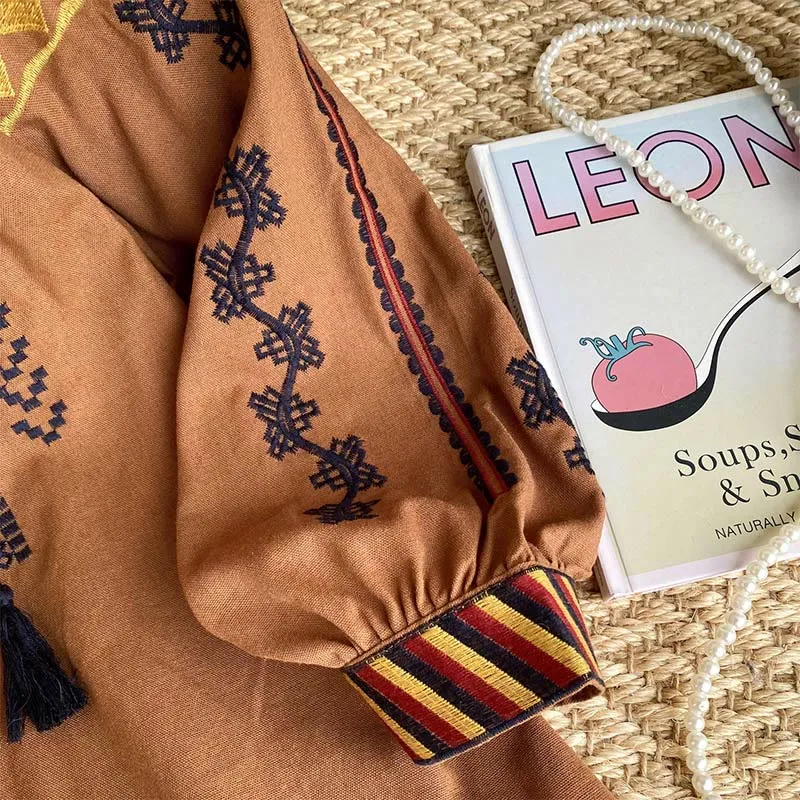 Olivenorma Damenhemd im Bohemian-Stil mit Stickerei und Laternenärmeln
