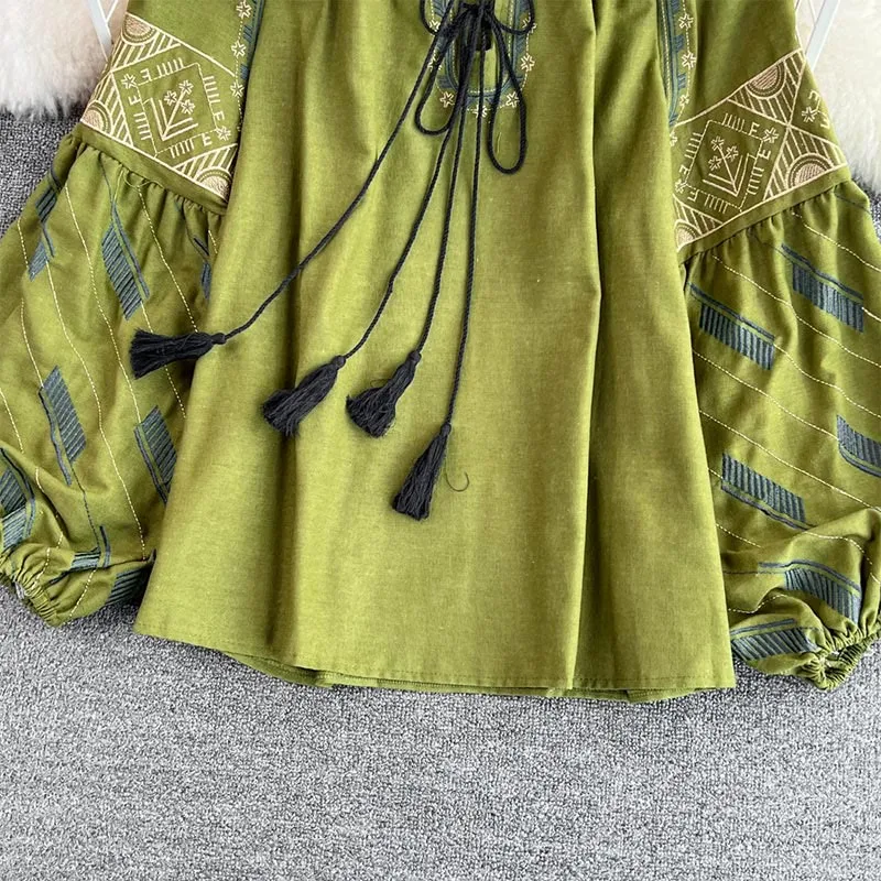 Olivenorma Damenhemd mit geometrischer Totem-Stickerei und Laternenärmeln