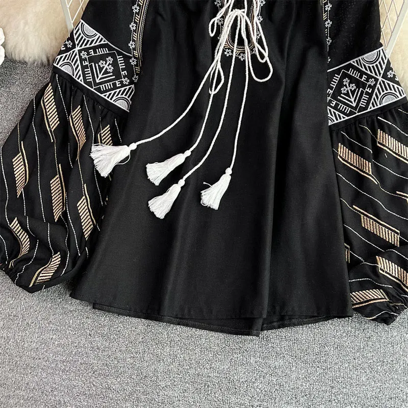 Olivenorma Damenhemd mit geometrischer Totem-Stickerei und Laternenärmeln