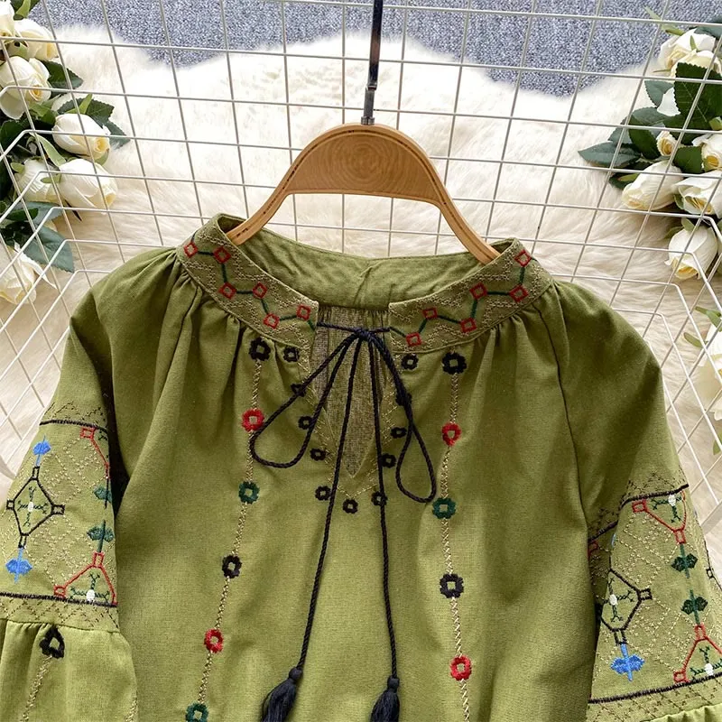 Olivenorma Damenhemd mit Vintage-Blumenstickerei und Laternenärmeln