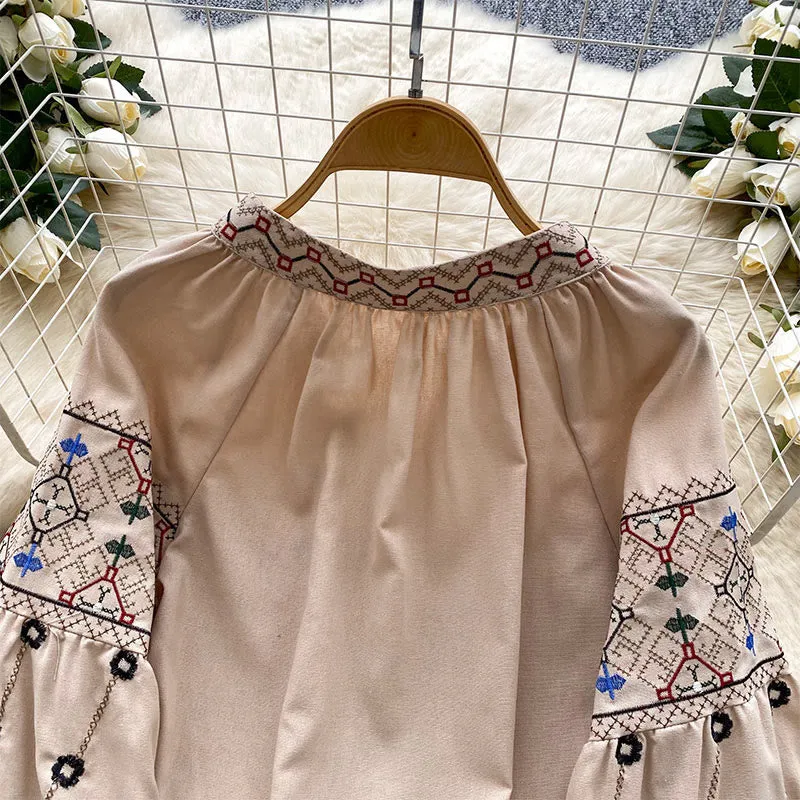 Olivenorma Damenhemd mit Vintage-Blumenstickerei und Laternenärmeln