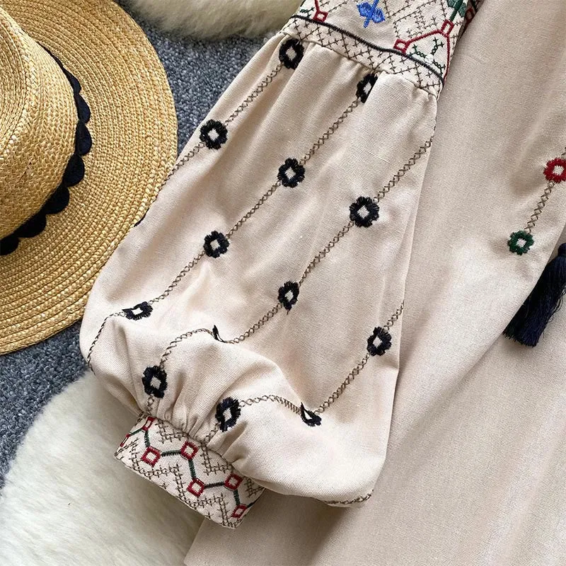 Olivenorma Damenhemd mit Vintage-Blumenstickerei und Laternenärmeln