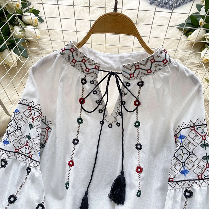 Olivenorma Damenhemd mit Vintage-Blumenstickerei und Laternenärmeln