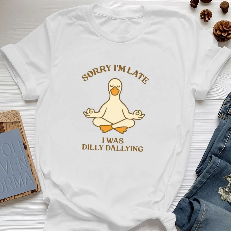 Olivenorma T-Shirt mit Aufschrift „Sorry I'm Late I Was Dilly Dallying“