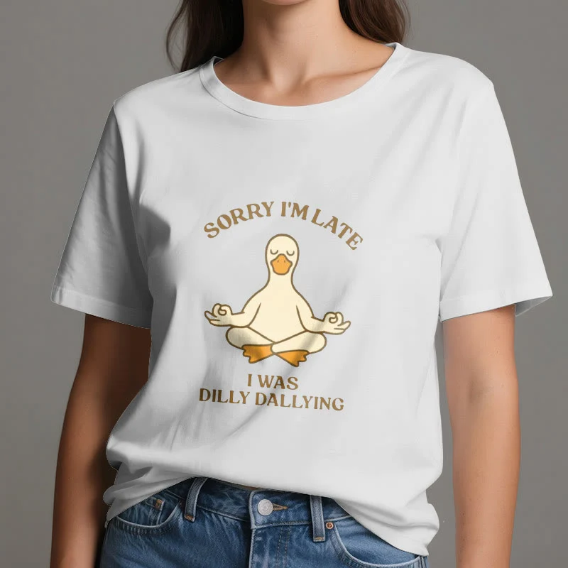 Olivenorma T-Shirt mit Aufschrift „Sorry I'm Late I Was Dilly Dallying“