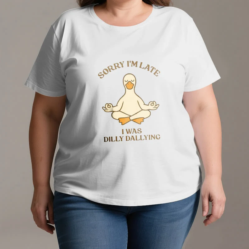 Olivenorma T-Shirt mit Aufschrift „Sorry I'm Late I Was Dilly Dallying“
