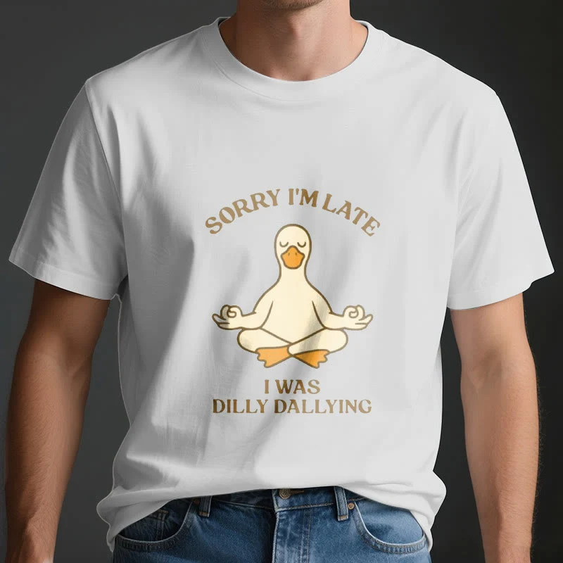 Olivenorma T-Shirt mit Aufschrift „Sorry I'm Late I Was Dilly Dallying“