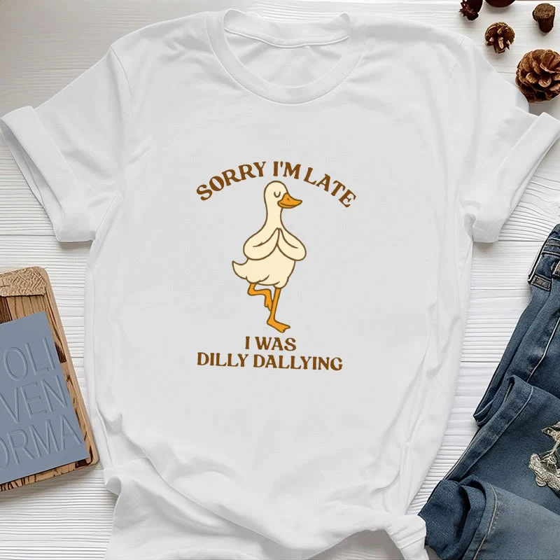 Olivenorma T-Shirt mit Aufschrift „Sorry I'm Late I Was Dilly Dallying“
