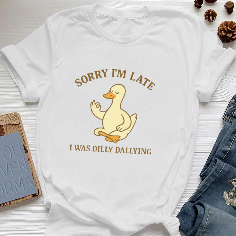 Olivenorma T-Shirt mit Aufschrift „Sorry I'm Late I Was Dilly Dallying“