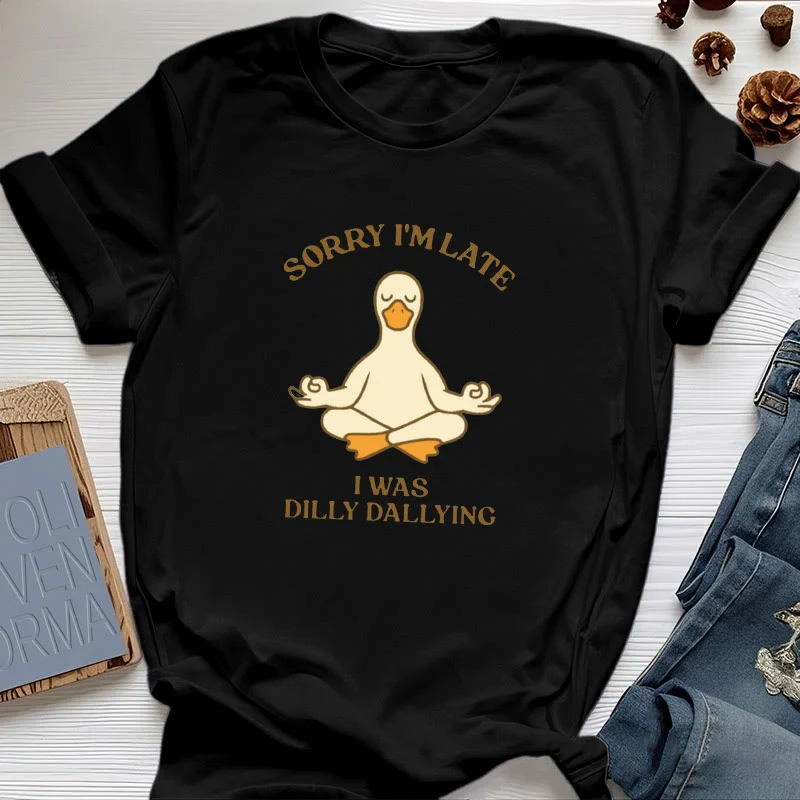 Olivenorma T-Shirt mit Aufschrift „Sorry I'm Late I Was Dilly Dallying“