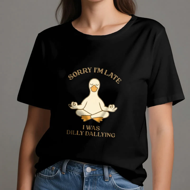 Olivenorma T-Shirt mit Aufschrift „Sorry I'm Late I Was Dilly Dallying“
