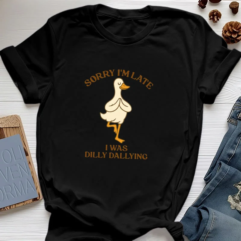 Olivenorma T-Shirt mit Aufschrift „Sorry I'm Late I Was Dilly Dallying“
