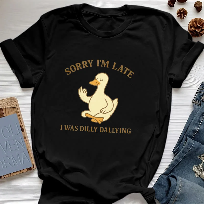 Olivenorma T-Shirt mit Aufschrift „Sorry I'm Late I Was Dilly Dallying“