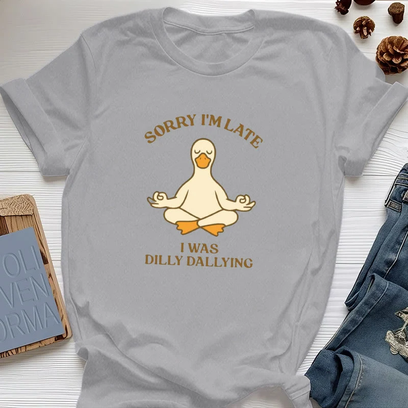 Olivenorma T-Shirt mit Aufschrift „Sorry I'm Late I Was Dilly Dallying“