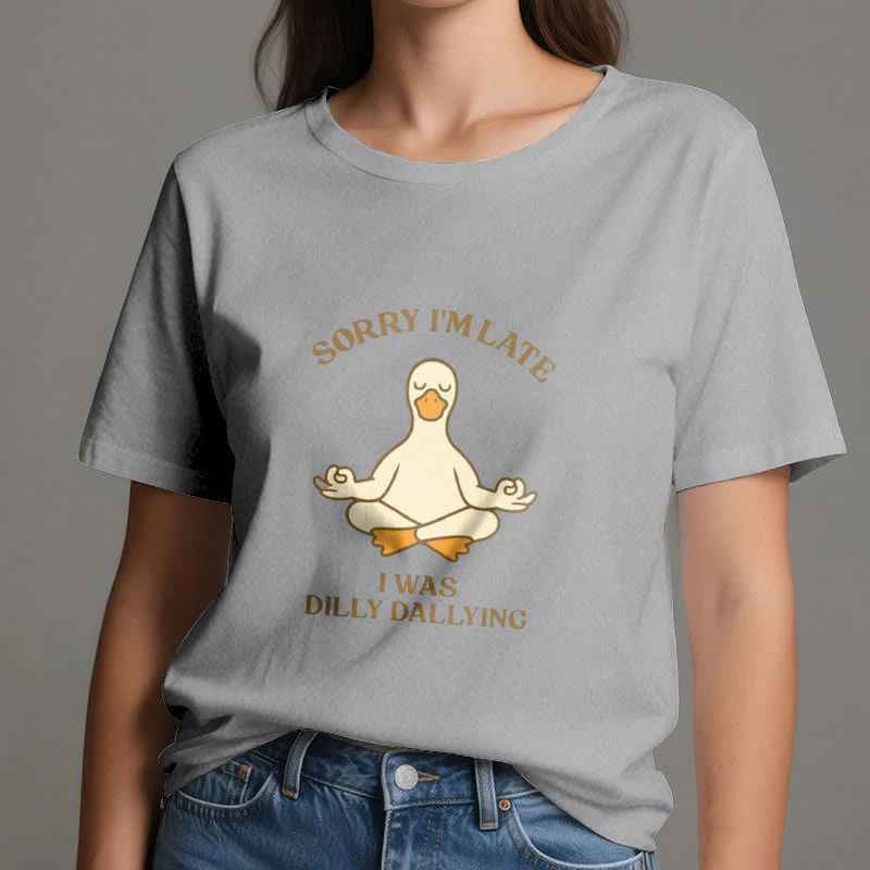 Olivenorma T-Shirt mit Aufschrift „Sorry I'm Late I Was Dilly Dallying“
