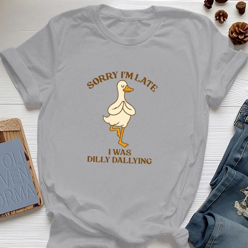 Olivenorma T-Shirt mit Aufschrift „Sorry I'm Late I Was Dilly Dallying“