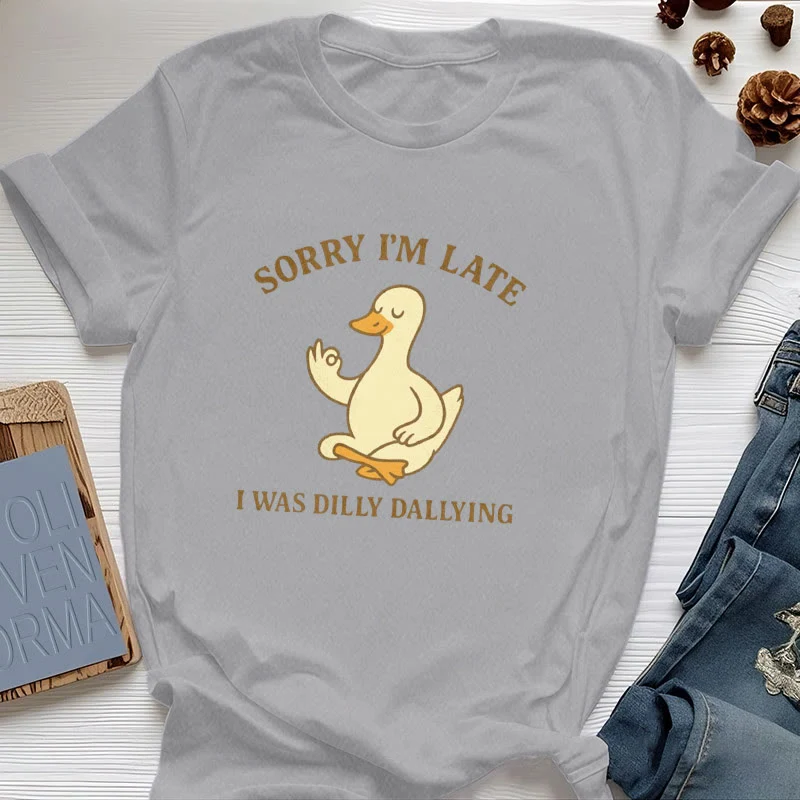Olivenorma T-Shirt mit Aufschrift „Sorry I'm Late I Was Dilly Dallying“