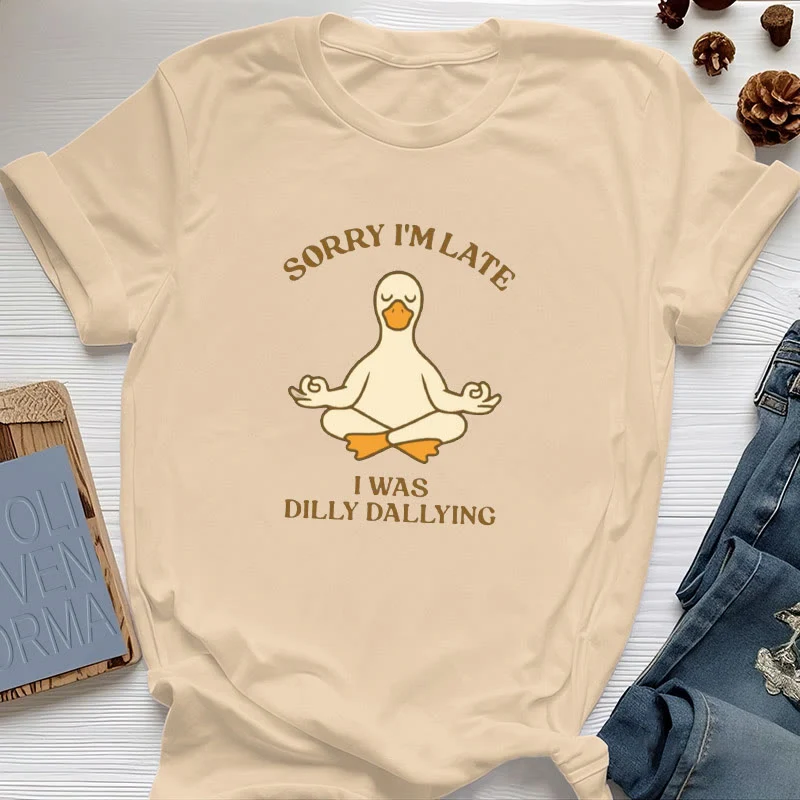 Olivenorma T-Shirt mit Aufschrift „Sorry I'm Late I Was Dilly Dallying“