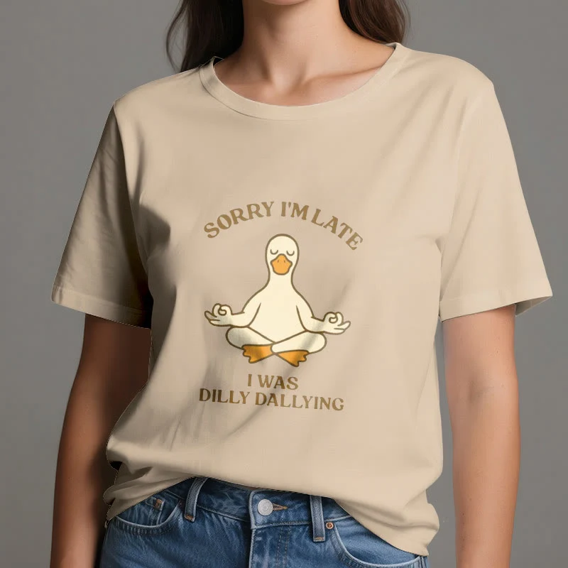Olivenorma T-Shirt mit Aufschrift „Sorry I'm Late I Was Dilly Dallying“