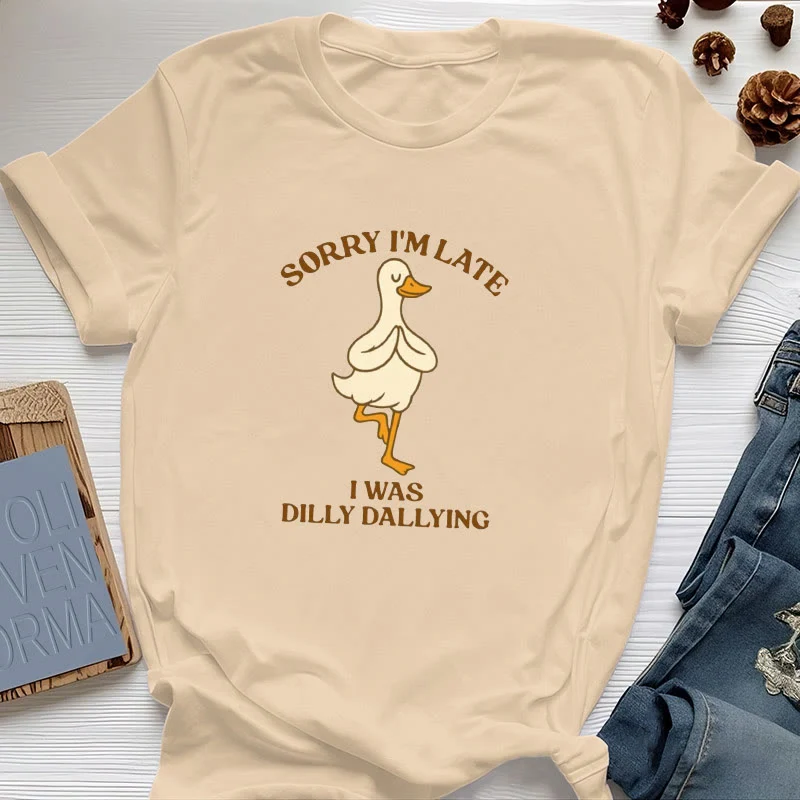 Olivenorma T-Shirt mit Aufschrift „Sorry I'm Late I Was Dilly Dallying“