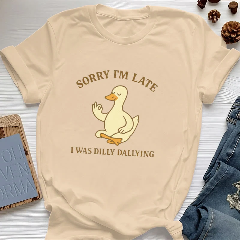Olivenorma T-Shirt mit Aufschrift „Sorry I'm Late I Was Dilly Dallying“