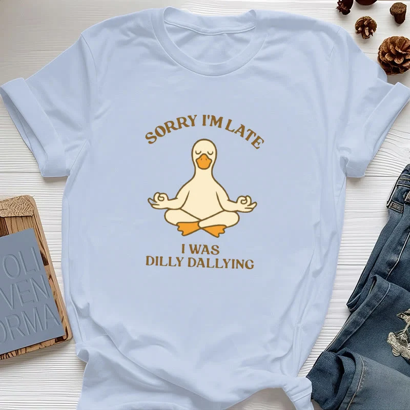 Olivenorma T-Shirt mit Aufschrift „Sorry I'm Late I Was Dilly Dallying“