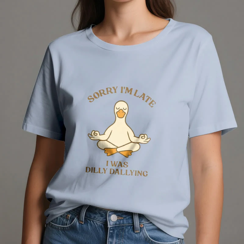Olivenorma T-Shirt mit Aufschrift „Sorry I'm Late I Was Dilly Dallying“