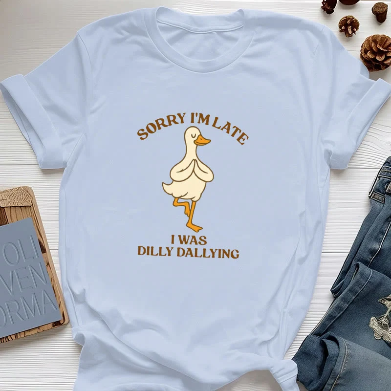 Olivenorma T-Shirt mit Aufschrift „Sorry I'm Late I Was Dilly Dallying“