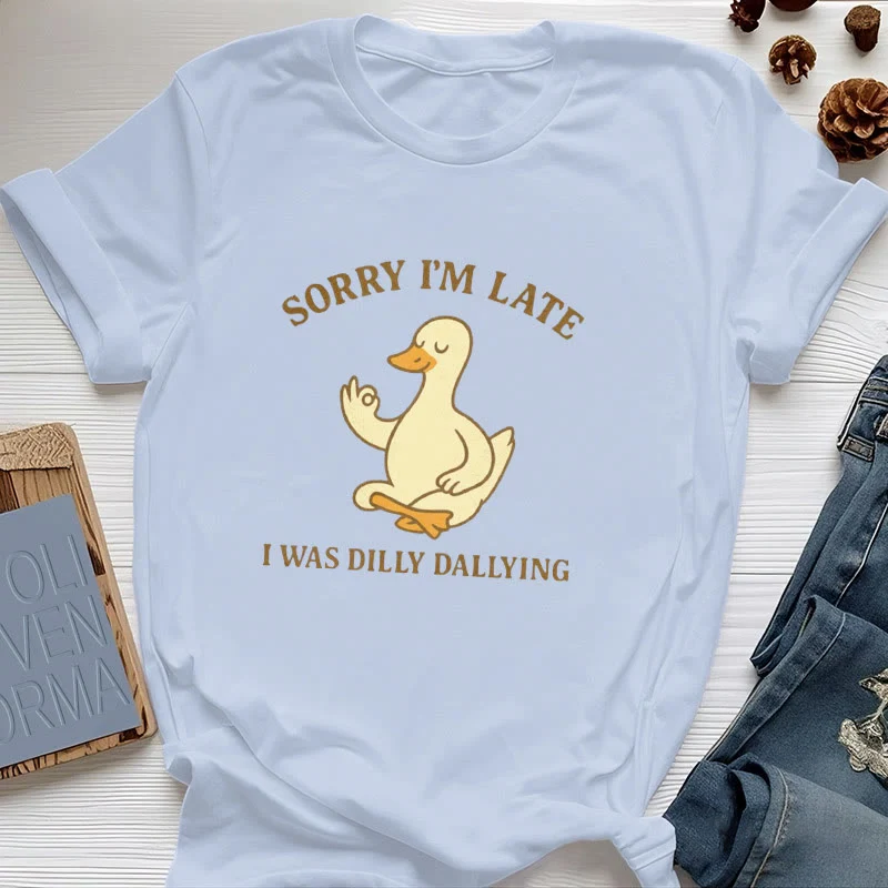 Olivenorma T-Shirt mit Aufschrift „Sorry I'm Late I Was Dilly Dallying“