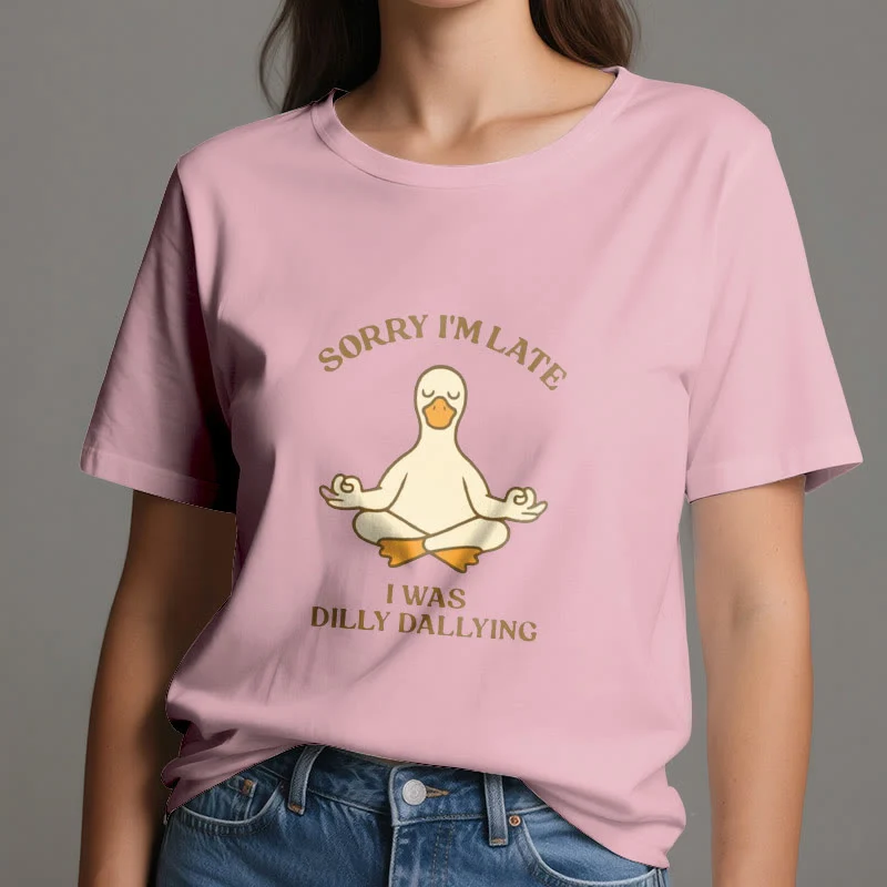 Olivenorma T-Shirt mit Aufschrift „Sorry I'm Late I Was Dilly Dallying“