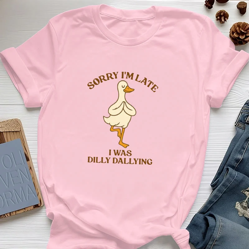Olivenorma T-Shirt mit Aufschrift „Sorry I'm Late I Was Dilly Dallying“