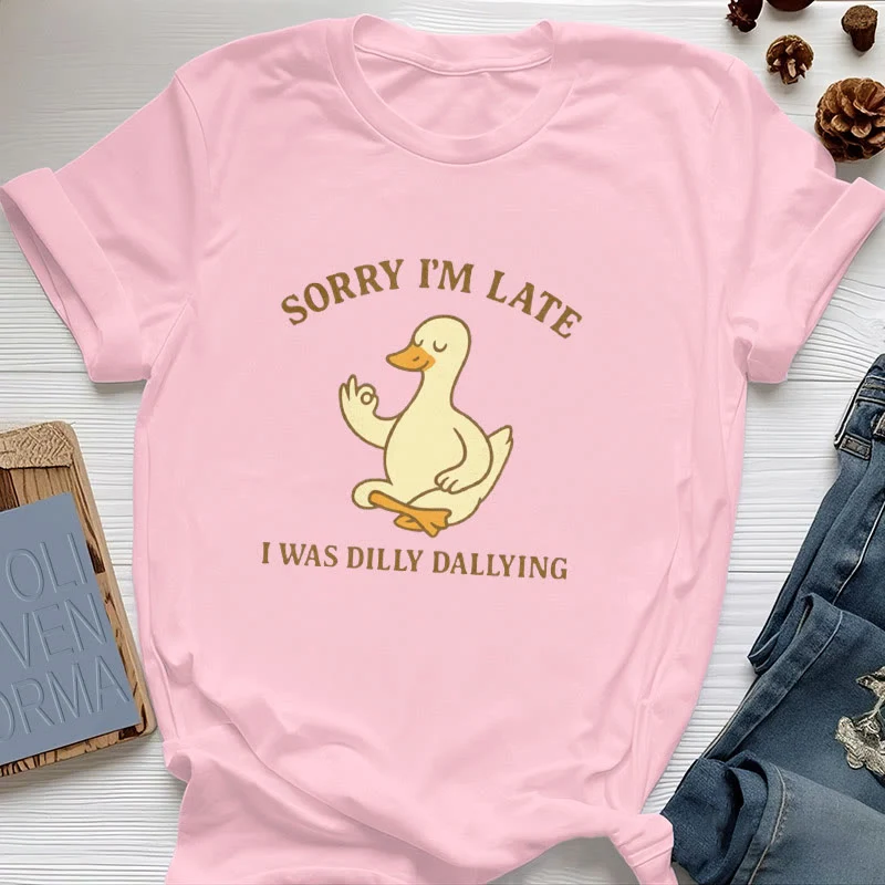 Olivenorma T-Shirt mit Aufschrift „Sorry I'm Late I Was Dilly Dallying“