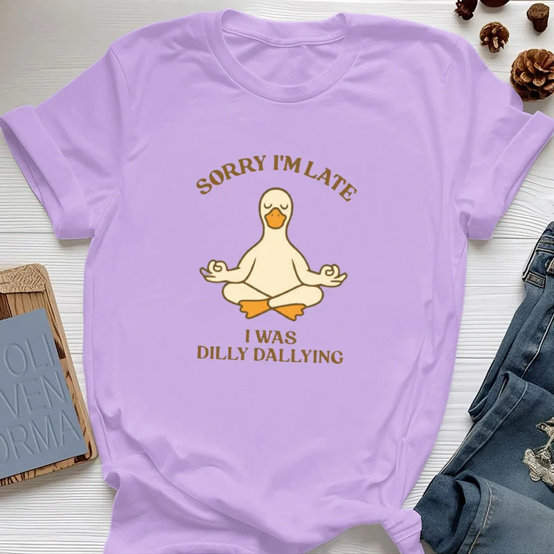 Olivenorma T-Shirt mit Aufschrift „Sorry I'm Late I Was Dilly Dallying“