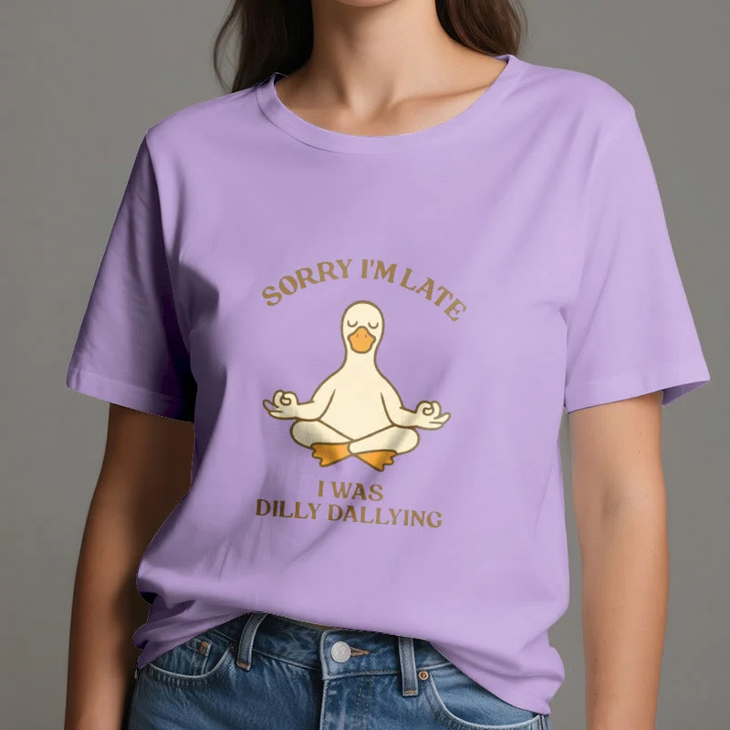 Olivenorma T-Shirt mit Aufschrift „Sorry I'm Late I Was Dilly Dallying“