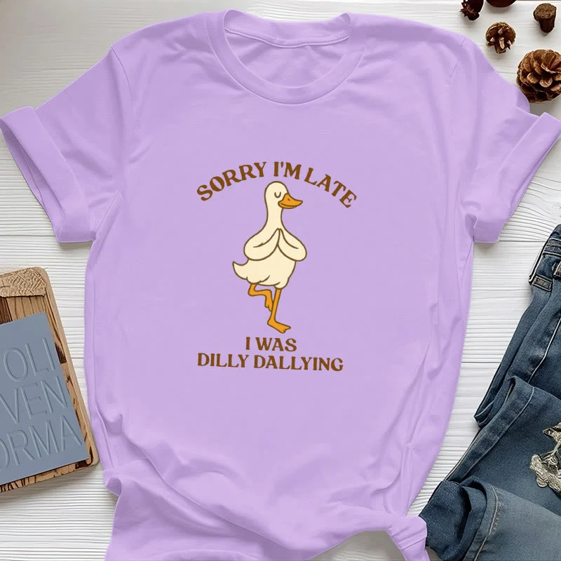 Olivenorma T-Shirt mit Aufschrift „Sorry I'm Late I Was Dilly Dallying“