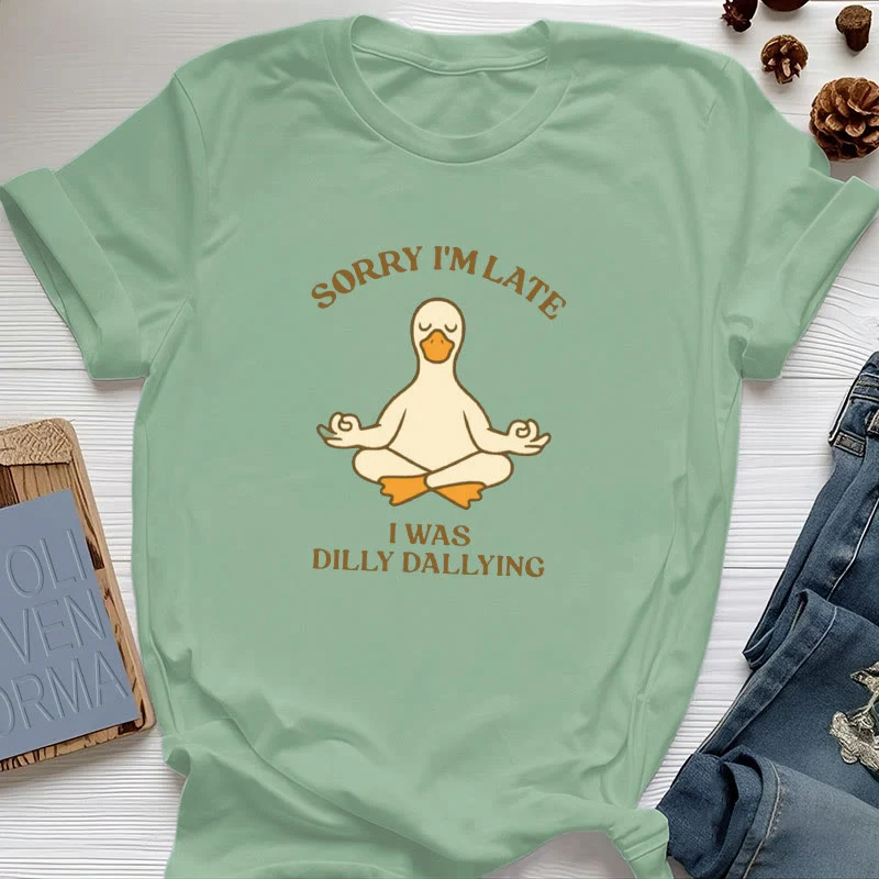 Olivenorma T-Shirt mit Aufschrift „Sorry I'm Late I Was Dilly Dallying“