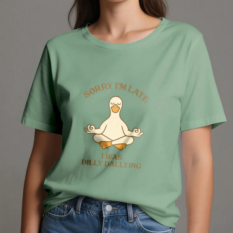 Olivenorma T-Shirt mit Aufschrift „Sorry I'm Late I Was Dilly Dallying“