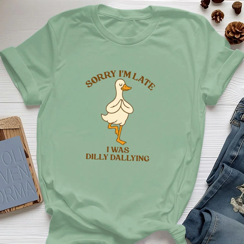 Olivenorma T-Shirt mit Aufschrift „Sorry I'm Late I Was Dilly Dallying“