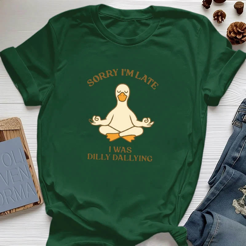 Olivenorma T-Shirt mit Aufschrift „Sorry I'm Late I Was Dilly Dallying“