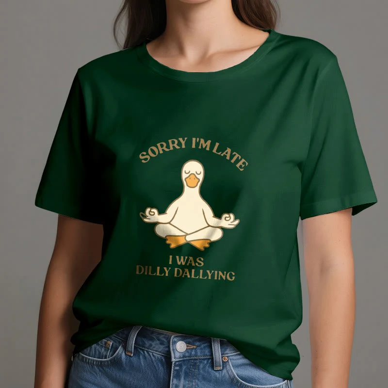 Olivenorma T-Shirt mit Aufschrift „Sorry I'm Late I Was Dilly Dallying“