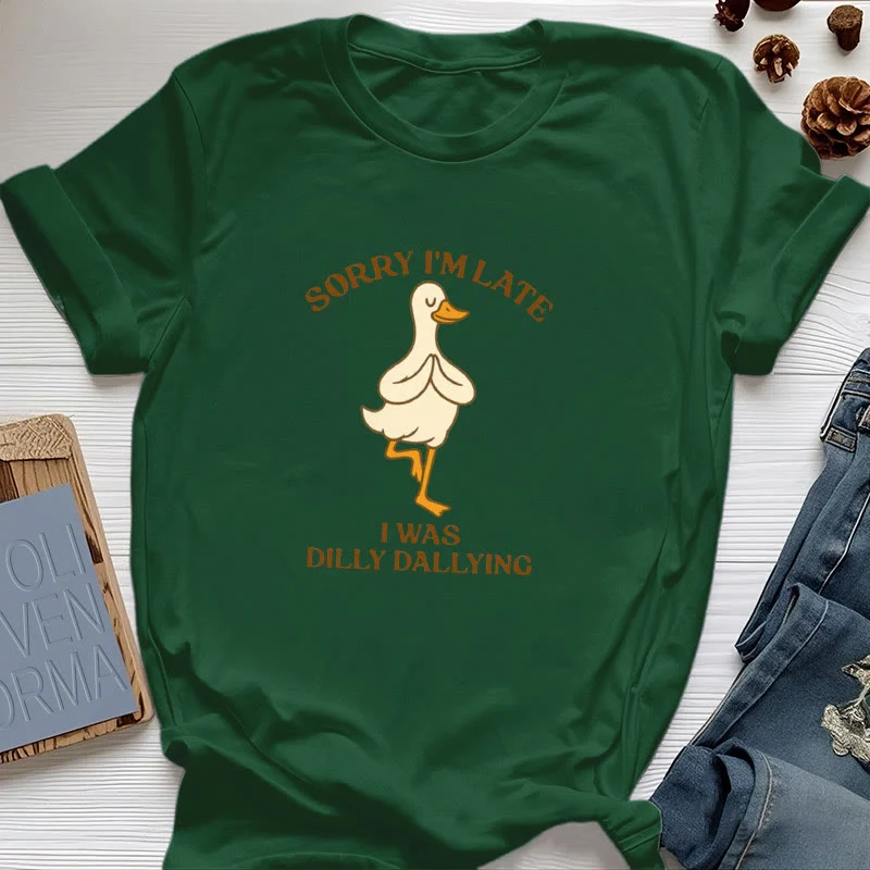 Olivenorma T-Shirt mit Aufschrift „Sorry I'm Late I Was Dilly Dallying“